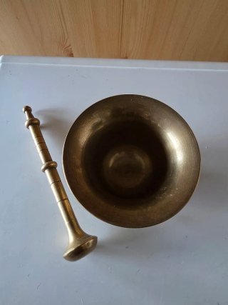 Almirez de bronce antiguo decorado