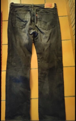 Pantalón vaquero negro Levi's con rotos .