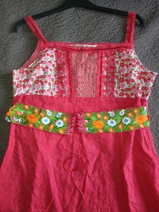 Vestido roja con flores