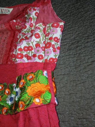 Vestido roja con flores