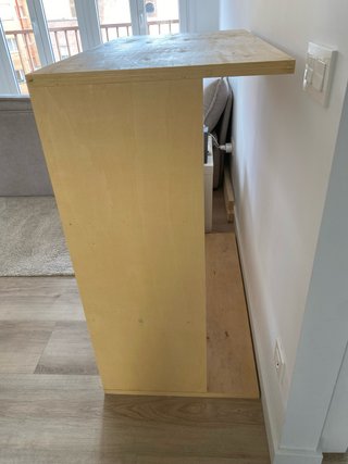 Estantería de madera clara