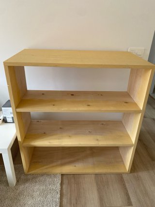Estantería de madera clara