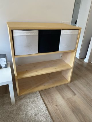 Estantería de madera clara