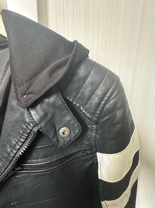 Chaqueta Cuero Sintético Negra con Capucha