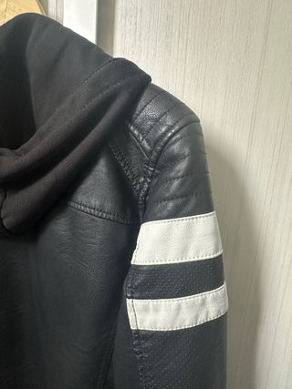 Chaqueta Cuero Sintético Negra con Capucha