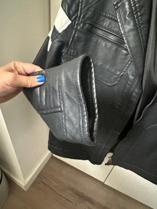 Chaqueta Cuero Sintético Negra con Capucha