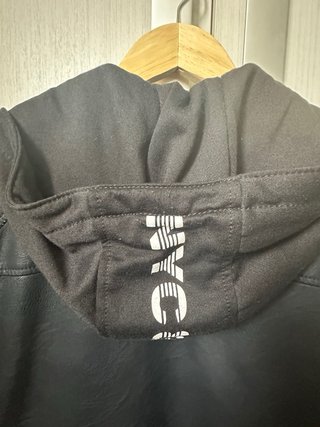 Chaqueta Cuero Sintético Negra con Capucha