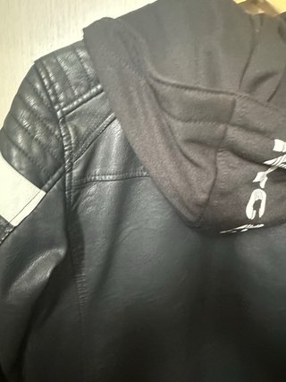 Chaqueta Cuero Sintético Negra con Capucha