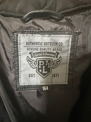 Chaqueta Cuero Sintético Negra con Capucha