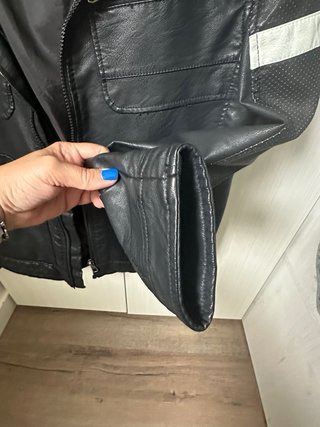 Chaqueta Cuero Sintético Negra con Capucha