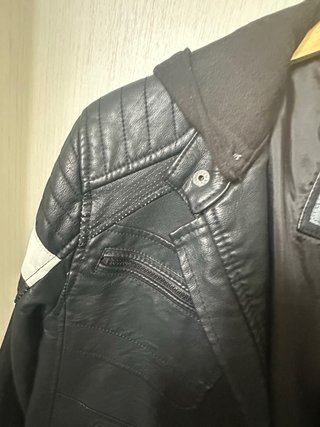 Chaqueta Cuero Sintético Negra con Capucha
