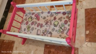 Cuna mecedora de madera para muñecas