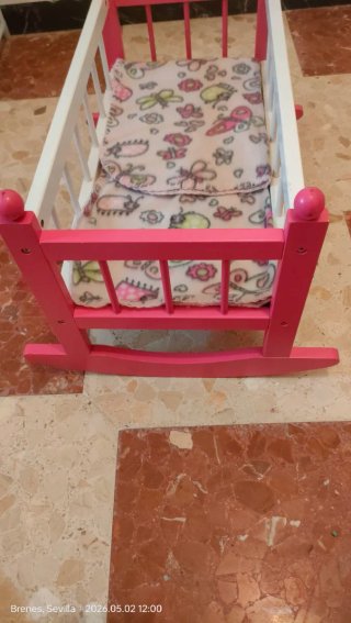 Cuna mecedora de madera para muñecas