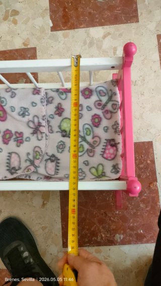 Cuna mecedora de madera para muñecas