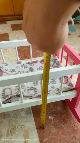 Cuna mecedora de madera para muñecas