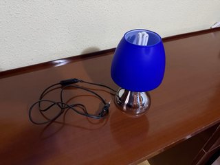 Lámpara de noche azul y plateada