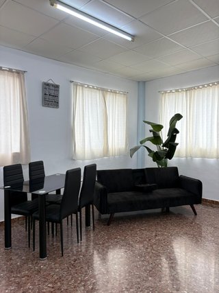 Mesa con 4 sillas+ sofá cama - LIQUIDAMOS