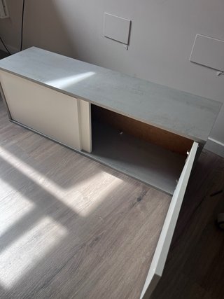 Mueble TV gris y blanco para colgar