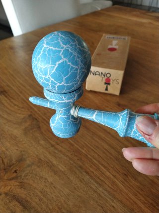 Kendama azul con diseño agrietado