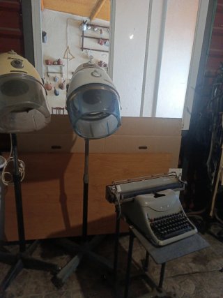 Lote de artículos vintage: secadores, lavabo, máqu