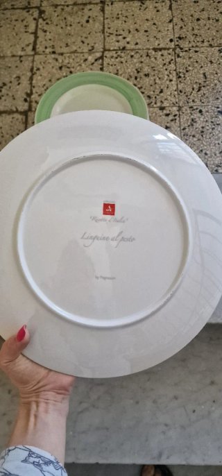 Servizio di piatti piani verdi e bianchi