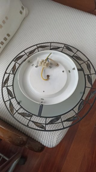 Plafón de techo metálico y cristal