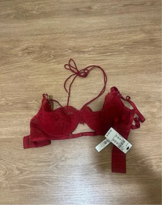 Sujetador de encaje rojo con etiqueta