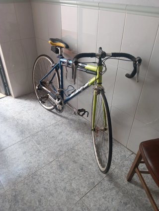 Bicicleta de carretera azul y verde