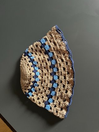 Sombrero/gorro playa crochet beige y azul