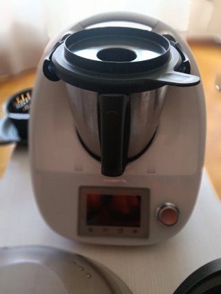 Thermomix TM5 con accesorios y libro