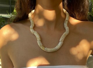 Collar acrílico beige marmolado