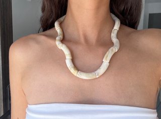 Collar acrílico beige marmolado