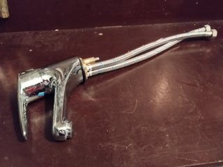 Grifo de baño metálico plateado