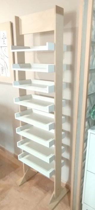 Estantería de madera clara y blanca