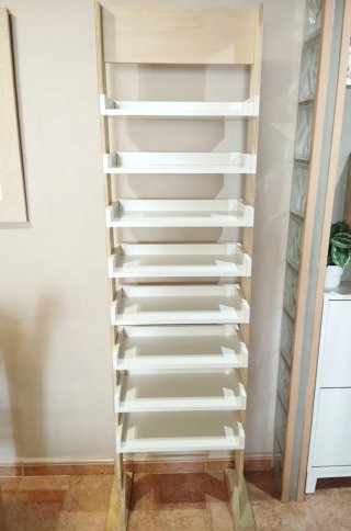 Estantería de madera clara y blanca
