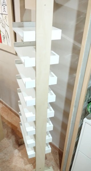 Estantería de madera clara y blanca