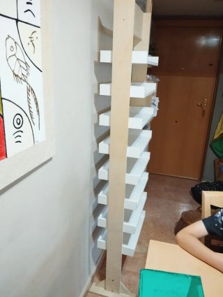 Estantería de madera clara y blanca
