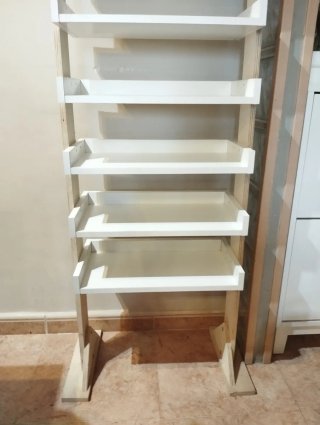 Estantería de madera clara y blanca