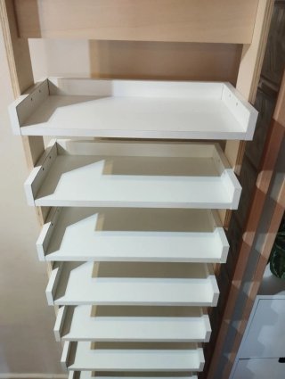 Estantería de madera clara y blanca