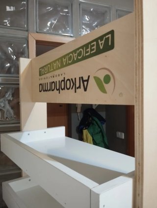 Estantería de madera clara y blanca
