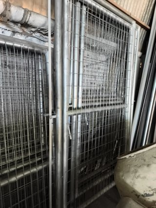 Puerta metálica de malla