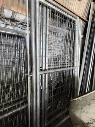 Puerta metálica de malla