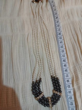 Collar de perlas blancas y hematita