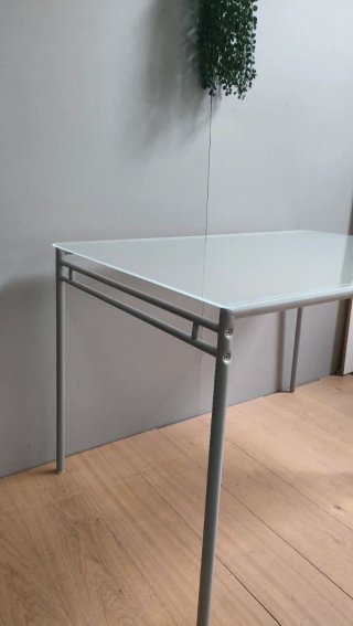 Mesa Minimalista Cristal y Metal