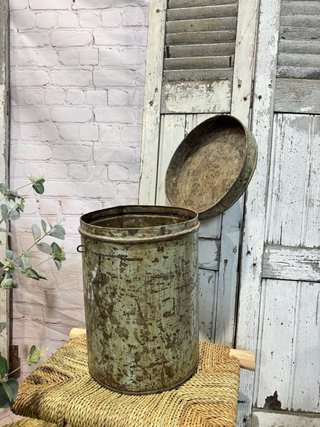 Papelera antigua industrial con tapa