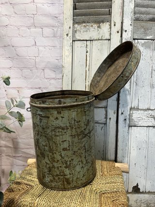 Papelera antigua industrial con tapa