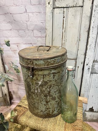 Papelera antigua industrial con tapa