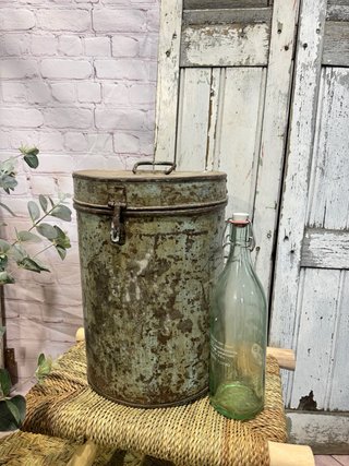 Papelera antigua industrial con tapa