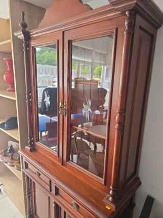 Vitrina de madera con puertas de cristal