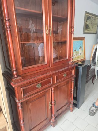 Vitrina de madera con puertas de cristal